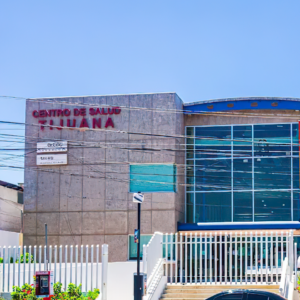 Mrev Constructores - Baja California - Vista exterior del Centro de Salud Tijuana, obra de infraestructura urbana en Baja California.